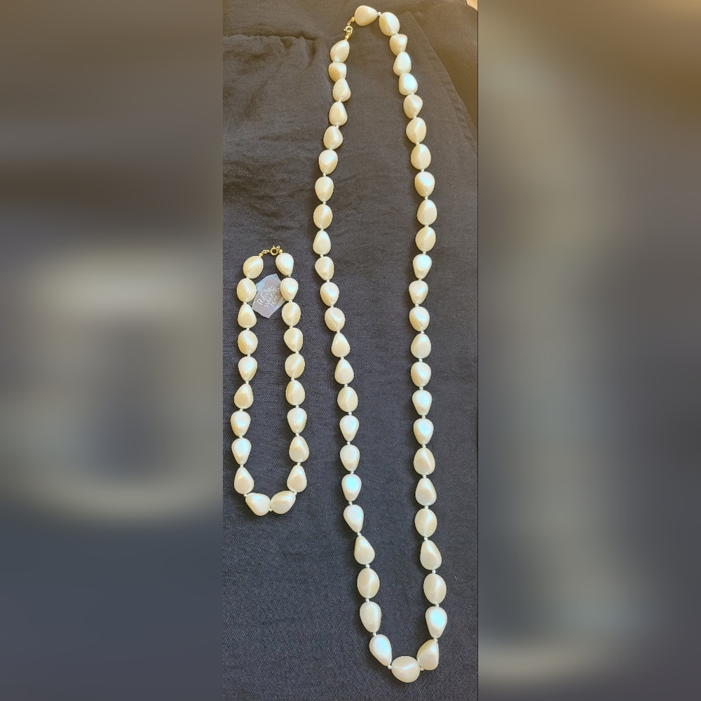 Richelieu Rare Vintage Cream Simulated Pearl Necklace Set.